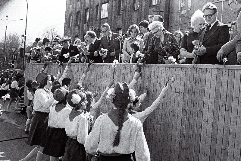 V.I. Lenini nimelise Üleliidulise Pioneeriorganisatsiooni 56. aastapäevale ja ÜLKNÜ 60. aastapäevale pühendatud pioneeride paraadi ajal annavad pioneerid lilli vabariigi partei ja valitsuse juhtivatele töötajatele.