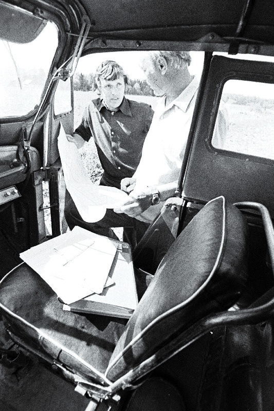 "Eesti Põllumajandustehnika" Rapla rajoonikoondise töödejuhataja Kalle Riidak (vasakul) ja vanemtöödejuhataja Arvi Suviste nõu pidamas.