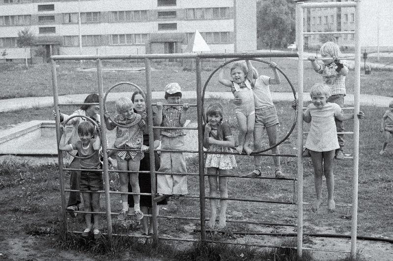 "Eesti Põllumajandustehnika" Rapla rajoonikoondise lastepäevakodu lapsed koos päevakodu juhataja asetäitja Helgi Pihlaku ja kasvataja Ene Tutiga õues.