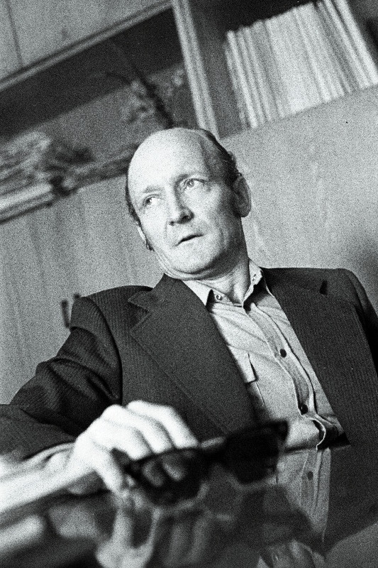 Eesti NSV teeneline kunstnik, V. Kingissepa nim. TRA Draamateatri näitleja ja parteialgorganisatsiooni sekretär Mati Klooren.