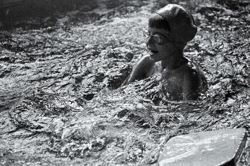 Tallinna 43. Keskkooli IIc klassi õpilane Toivo Remmelgas Tallinna "Tööjõureservide" spetsialiseeritud ujumiskooli basseinis.