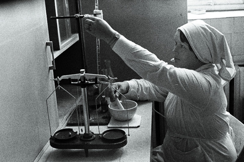 Tootmiskoondise "Leibur" tehnoloog Sirje Sarap töö juures.