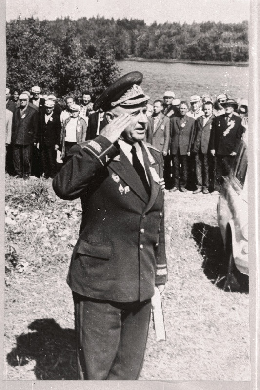 Suurtükiväe kindralmajor Karl Aru Narva vabastamise 25. aastapäeva pidustusi organiseerivale komisjonile sõjaveteranide ülesrivistumisest raporteerimas.