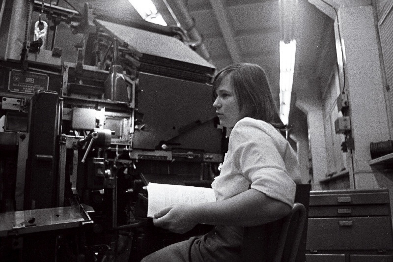 Vabariiklikel kutsevõistlustel ladumises esikoha võitnud Helle Mäesarapuu trükikojast "Punane Täht".