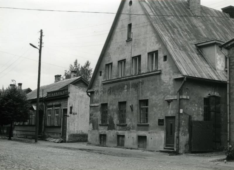 Puiestee 51 (vasakul) ja Puiestee 49b, ahjupotitööstuse hoone. Tartu, 1980-1985.