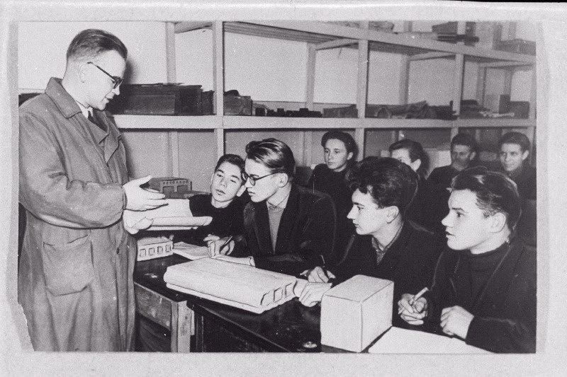 Ehitustehnikumi II kursuse õpilased õpetaja juhendamisel ehitusmaterjale tundma õppimas.