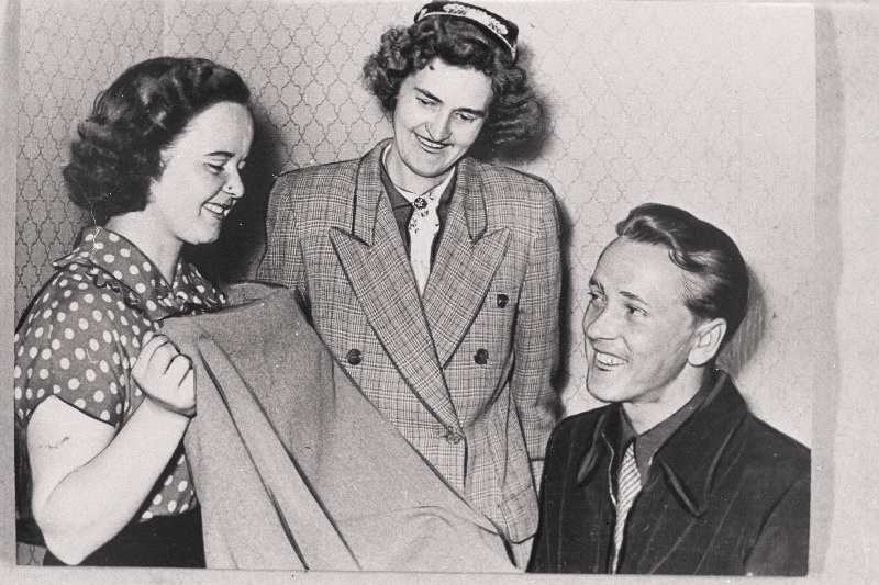 Elli Voika - Pärnu Linavabriku komsomolisekretär, Saima Sebaršina - komsomoli Pärnu linnakomitee II sekretär ja Boris Einbaum - Pärnu mehaanikatehase lukksepp Pärnu lauljatele ja tantsijatele ühtset ülikonnariiet valimas.