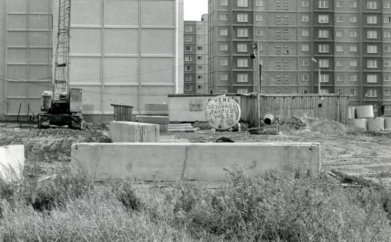 Loosung "Vene sõjavägi Tartust välja!" ehitusplatsil ehitusmaterjali peal.  Tartu, suvi 1988.