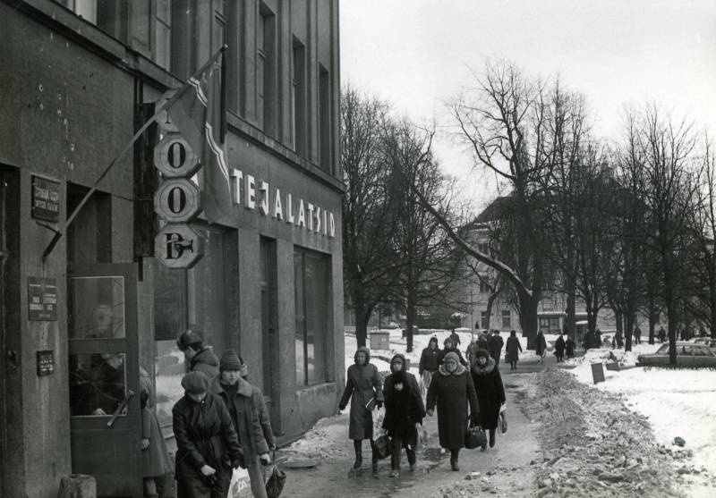 Hoone Ülikooli 1, kauplus "Naistejalatsid". Majal Eesti NSV lipp leinalipuna. Tartu, 1984.