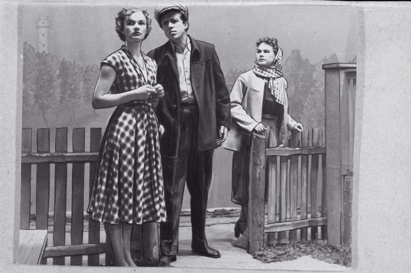 Stseen G. Priede näidendist Kuigi on sügis Viljandi teatri Ugala esituses. Lavastaja Aleks Sats. Elga - Hilja Varem, Valter - Einari Koppel, Kornelia - Erika Torger.