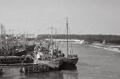 Kalurikolhoosi "Hiiu Kalur" rannapüügilaevastik sadamas.  similar photo