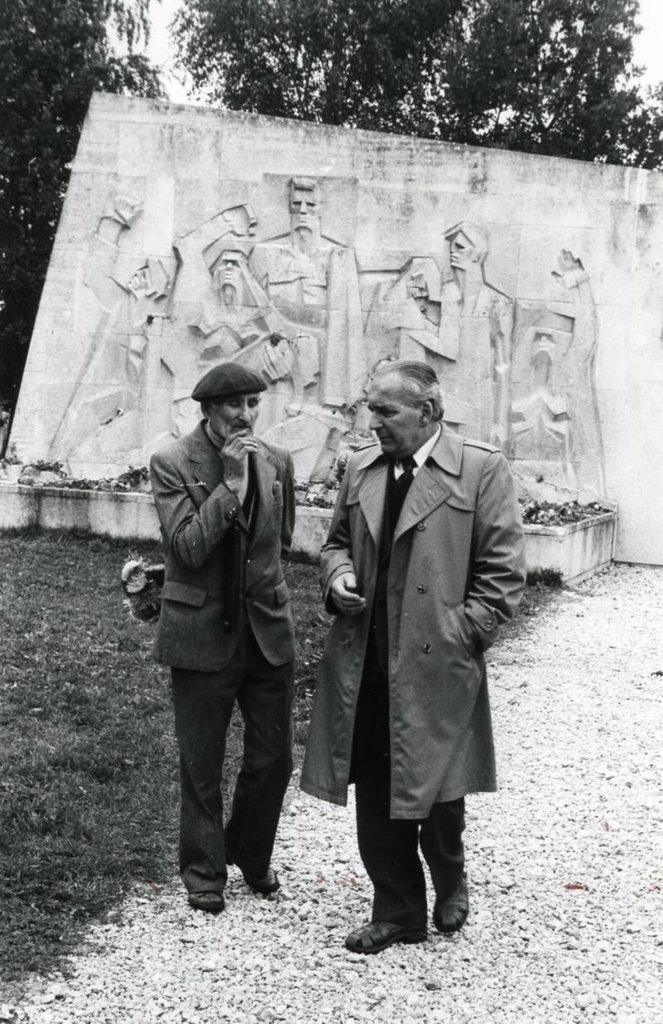 Fašismiohvrite mälestusmärk (skulptor E. Rebane), juures Agu Murdvee (paremal)  ja  Loomet Laja. Tartu, 1984.