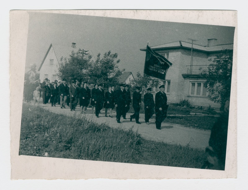 Jõgeva Vabatahtliku Tuletõrje Ühingu liikmed võistlusplatsile marssimas