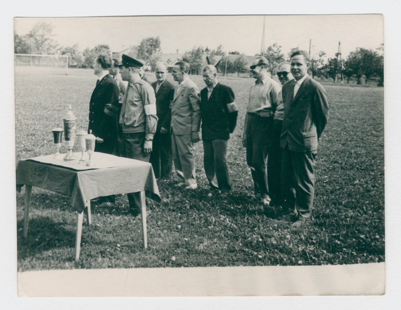 Vabatahtlike tuletõrjekomandode võistluste auhinnalaua juures Jõgeva rajoonis