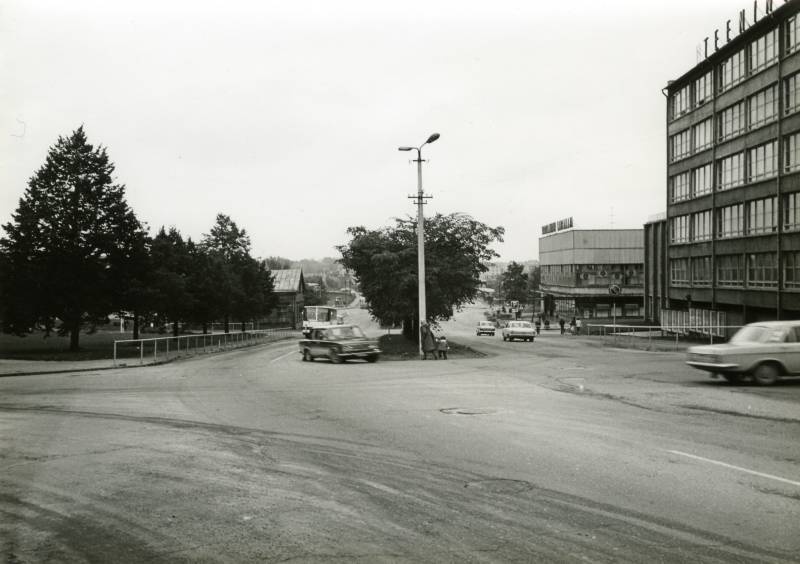 Riia mnt ja Kalevi t ristmik, vaade jõe suunas. Paremal teenindusmaja ja taga kaubamaja. Tartu, 1981.