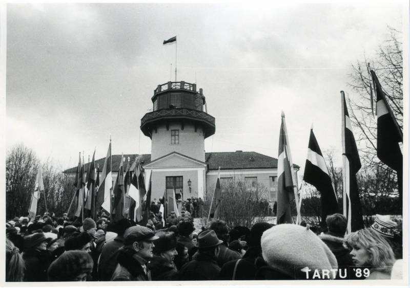 Eesti Vabariigi aastapäeva tähistamine Toomemäel tähetorni juures. Tartu, 24.02.1989.