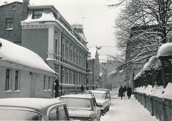 Abovjani t (Munga t), vaade Munga 7 juurest Ülikooli t suunas. Tartu, 1985.