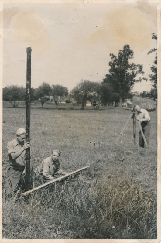 Foto. Maaparandustrusti töötajad kraavi profileerimas Antslas. Foto: E. Järve, ETA, 1949.