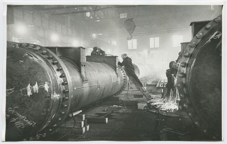 Masinatehase katelseppade tsehhi Tsvetikovi brigaad Tatari ANSV naftatööstusele soojusvahendajaid tegemas.