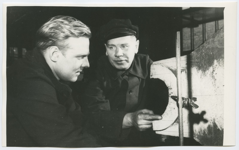 Masinatehase kommunistliku töö eesrindlane A. Valdov ja R. Metsar.