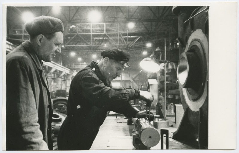 Masinatehase mehhaanikatsehhi meister J. Kärdi ja märkijate brigadir A. Valdov tööpingi juures.