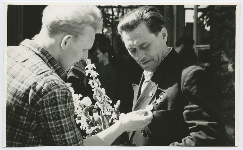 Masinatehase lukkseppade brigadir J. Kärdi (paremal), kellele anti sotsialistliku töö kangelase aunimetus. Töökaaslased J. Kärdit õnnitlemas.