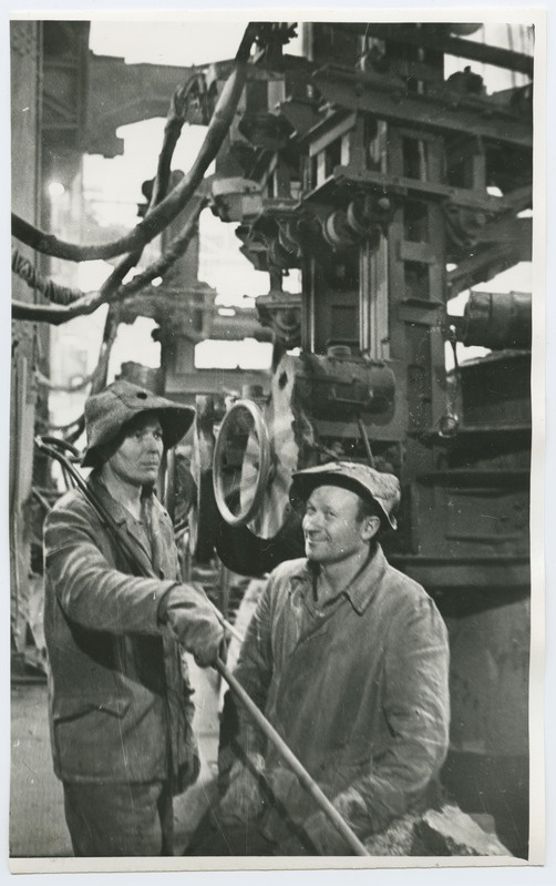 Masinatehase terasesulatajad, kommunistliku töö eesrindlased Fjodor Pehhenko (paremal) ja Aleksei Jelugin kommunistlikul edupäevakul töötamas.