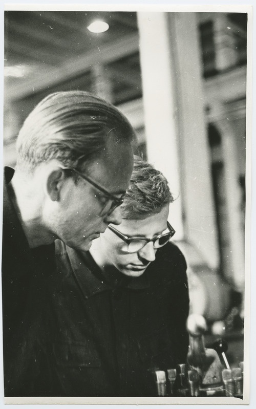 Masinatehase treial Al. Vaik jagab kogemusi Enn Välile, kes õpib 10. Õhtukeskkoolis.