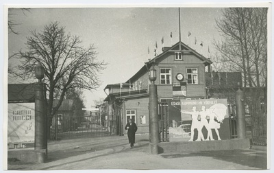 Masinatehase peasissekäik tehase 100. aastapäeva pidustustel.  similar photo