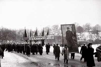 V. Kingissepa nimelise TR Draamateatri kollektiiv Suure Sotsialistliku Oktoobrirevolutsiooni 33. aastapäeva tähistamise rongkäigus.  similar photo