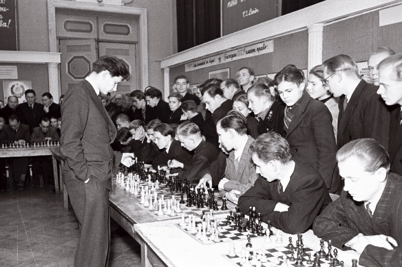 Malesimultaan Tallinna Poliitharidusmaja saalis.