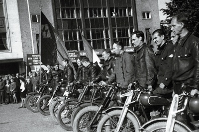 Üleliidulised mootorispordi meistrivõistlused. Moskva võistkonna rivi miitingul Vabaduse väljakul.  similar photo
