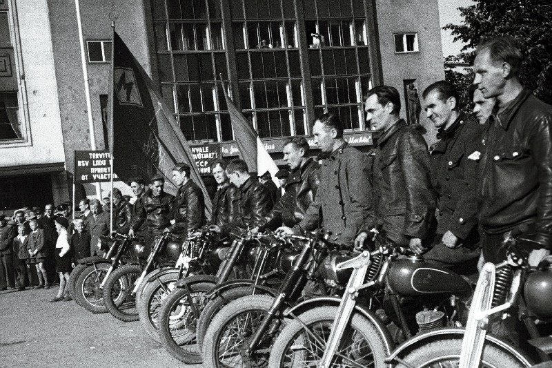 Üleliidulised mootorispordi meistrivõistlused. Moskva võistkonna rivi miitingul Vabaduse väljakul.