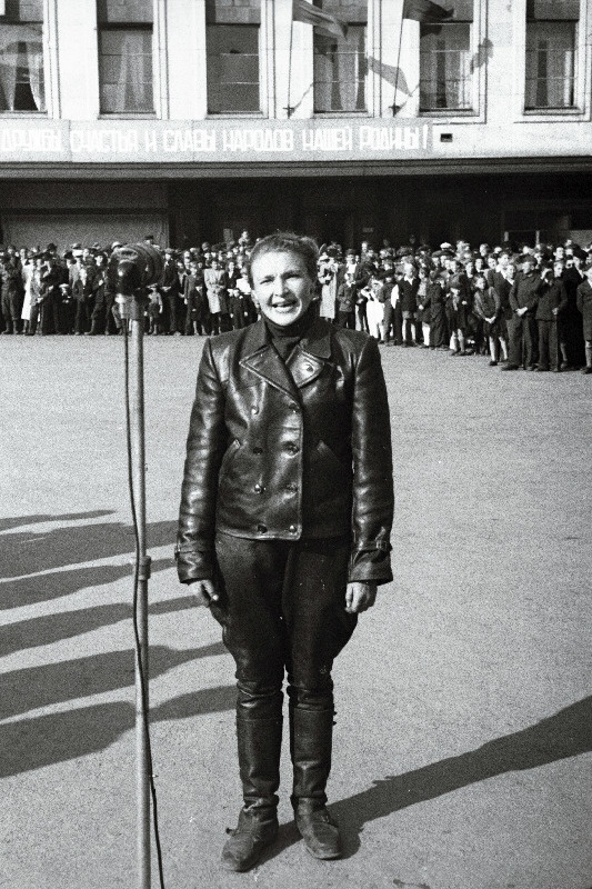 Üleliidulised mootorispordi meistrivõistlused. Moskva esindaja A. Mešalova tervitab võistkondi.