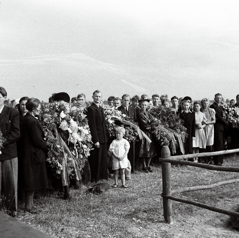 Leinamiiting Uus-Irboskas 6. septembril 1919. aastal mõrvatud Eesti Ametiühingute  I kongressist osa võtnud saadikute mälestuseks. Miiting haual.
