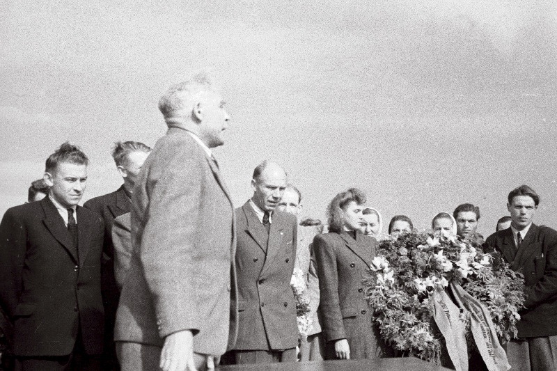 Leinamiiting Uus-Irboskas 6. septembril 1919. aastal mõrvatud Eesti Ametiühingute I kongressist osa võtnud saadikute mälestuseks. Eesti NSV rahandusminister P. Keerdo esineb mõrvatute haual kõnega.