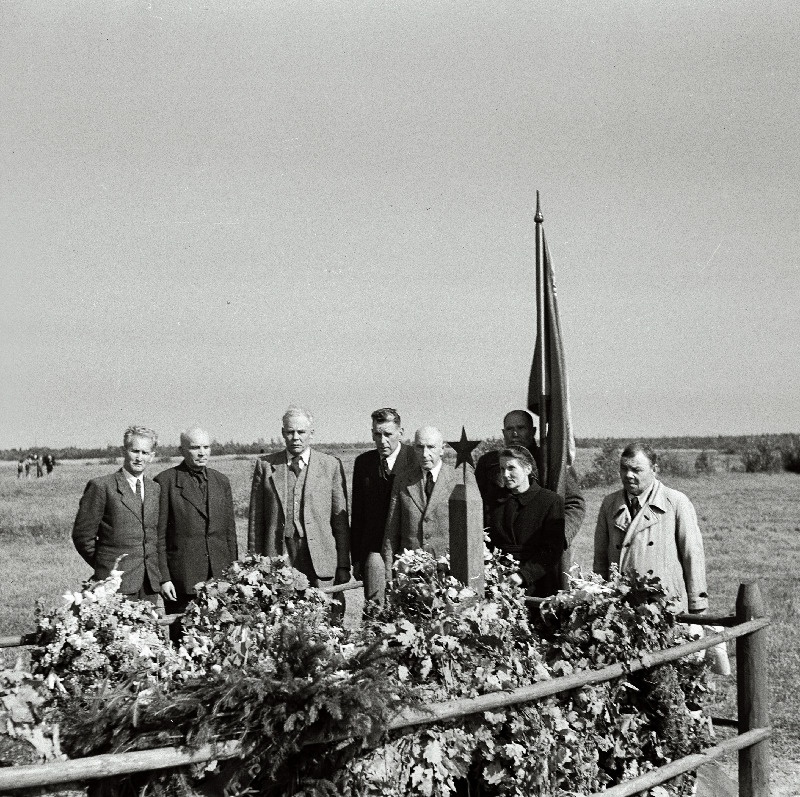 Leinamiiting Uus-Irboskas 6. septembril 1919. aastal mõrvatud Eesti Ametiühingute  I kongressist osa võtnud saadikute mälestuseks. Mõrvatute haual I kongressist osa võtnud saadikud (vasakult) Laur, Roots, Keerdo, Kamberg, Eisen, Tomson, Kill (praegu Leiman) ja Poller.
