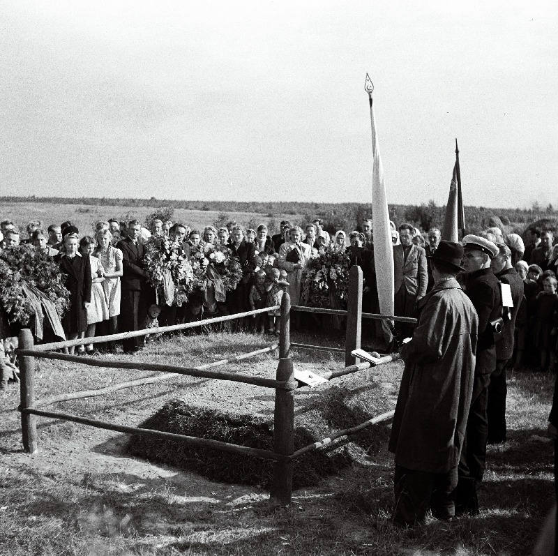 Leinamiiting Uus-Irboskas 6. septembril 1919. aastal mõrvatud Eesti Ametiühingute I kongressi saadikute mälestuseks.