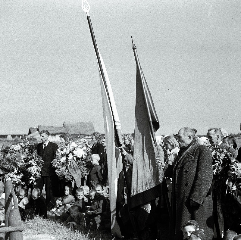 Leinamiiting Uus-Irboskas 6. septembril 1919. aastal mõrvatud Eesti Ametiühingute I kongressist osa võtnud saadikute mälestuseks.