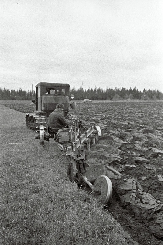 Traktoristid A. Vissak ja J. Kiik sügiskündi teostamas Võidu kolhoosis.
