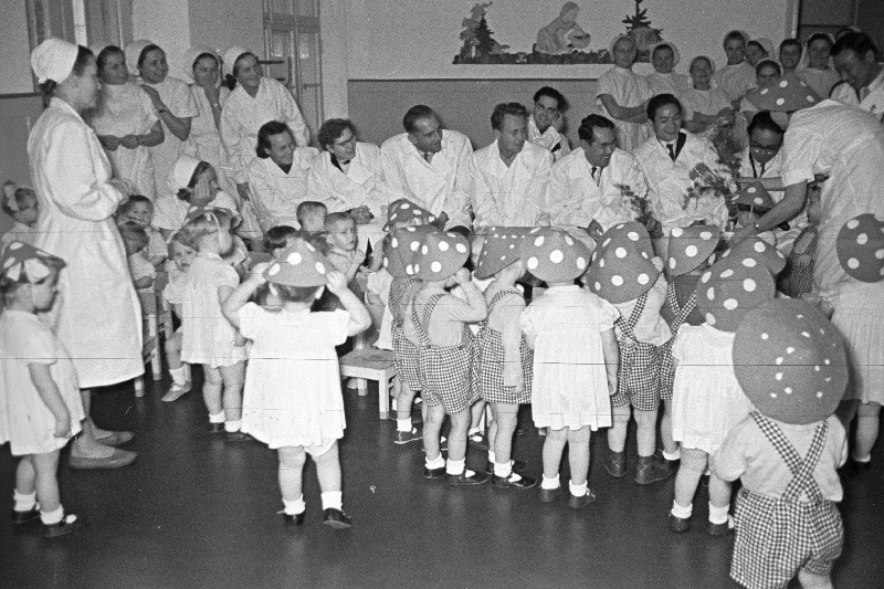 Jaapani ametiühingute delegatsioon laste keskel.