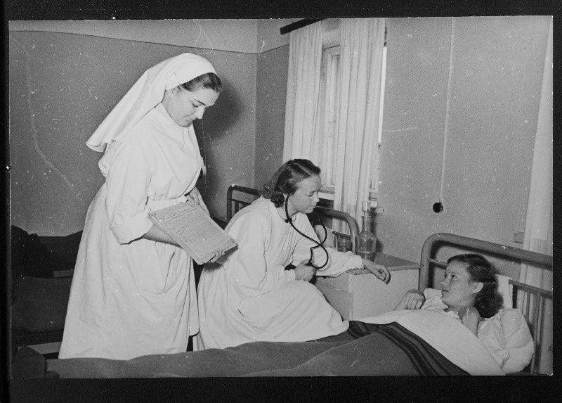 Otepää rajoonihaigla arst Luule Valdes ja meditsiiniõde Malle Noormägi päevasel ringkäigul haigete juures.