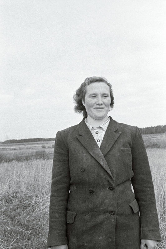 Põlva rajooni Stalini-nimelise kolhoosi lüpsja- karjatalitaja Elfride Vent.