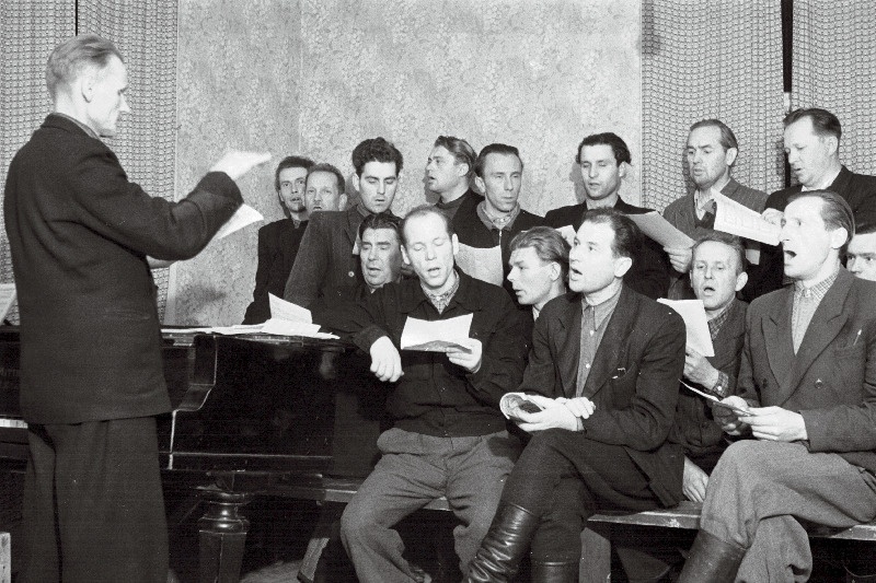 Abja Kultuurimaja meeskoori järjekordne lauluproov, juhatab Adolf Laanmets.