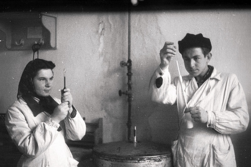 Õisu Piimandustehnikumi V kursuse õpilased V. Reiman ja Elmar Sepp piima rasvasisaldust määramas.