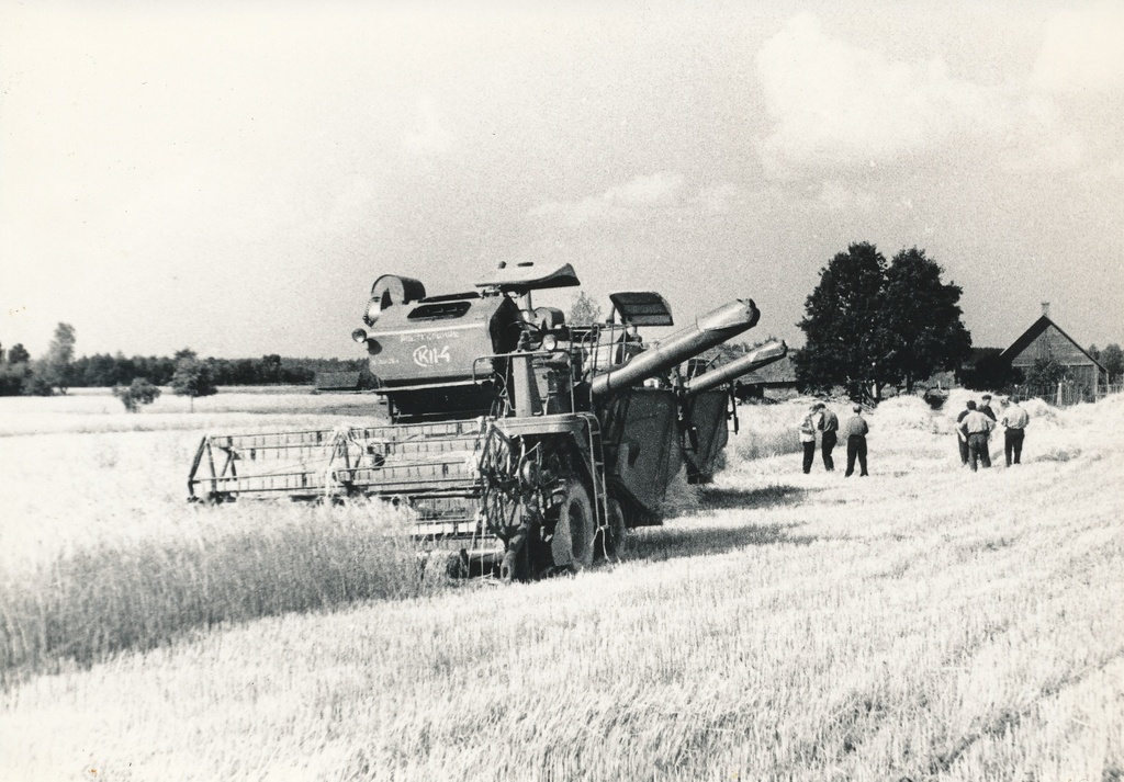 Foto. Viljakoristus kombainiga Väimela Näidissovhoostehnikumis augustis 1975.a.