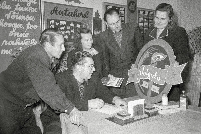 Valguta kolhoosi uut embleemi vaatlevad zootehnik J. Ivane, esimees K. Erm, arvestaja L. Müürsepp, agronoom H. Kalmus ja raamatupidaja M. Vokk.