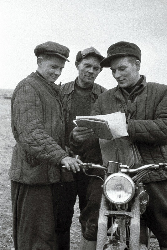 Rõngu masina-traktorijaama traktoribrigaadi brigadir Johannes Sõlg tutvustab Oskar ja Vello Lihule sotsialistliku võistluse tulemusi.