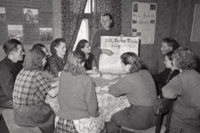 Agro-zootehnilised kursused. Esimene zootehniline õppetund Rahva Võidu kolhoosis. Õppuste juhataja kolhoosi spetsialist Malle Risdamaa kolhoosi möödunud loomakasvatusaasta saavutuste kokkuvõtet tutvustamas.  similar photo