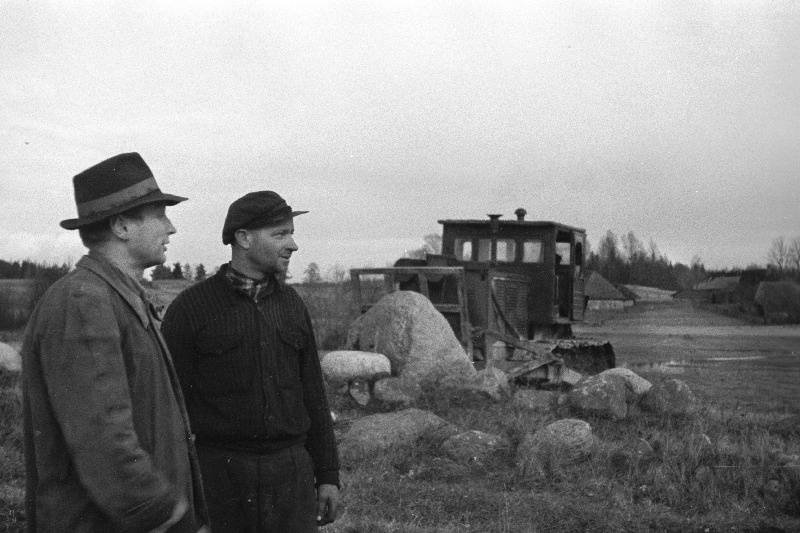 Tammsaare nimelise kolhoosi esimees Uno Nigol ja traktorist Ilmar Linnas kolhoosi põldude kividest puhastamisel nõu pidamas.